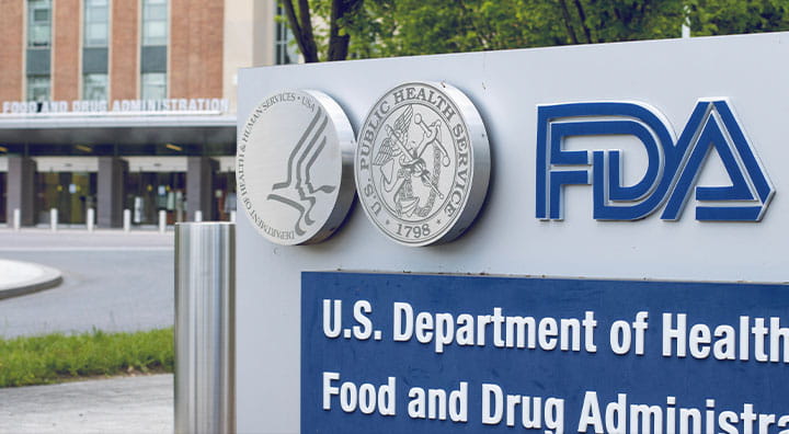美国卫生与公共服务部和FDA在食品药品监督管理局大楼外的标识。