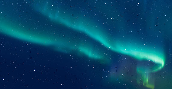 夜空上满是星星和极光。